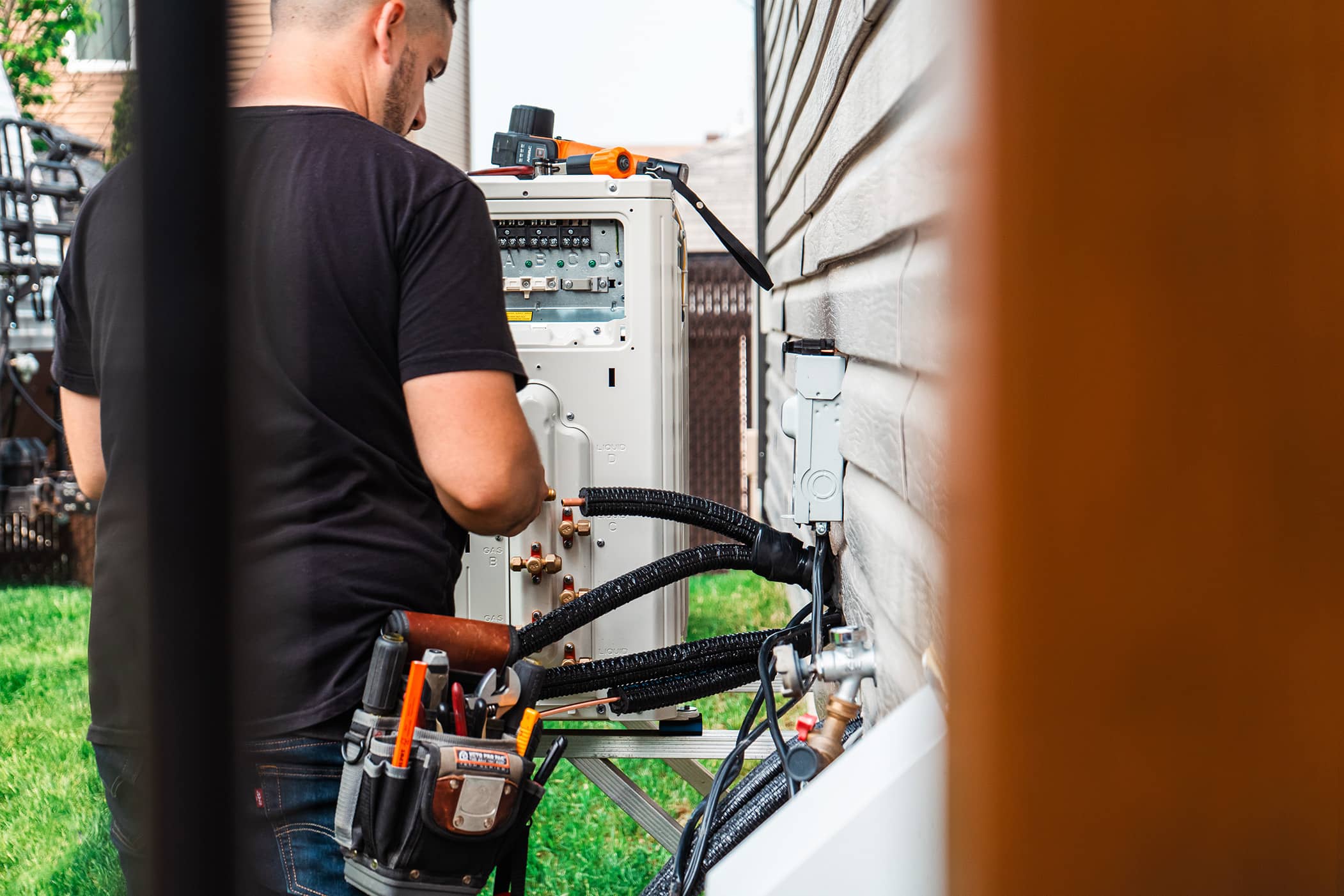 technicien faisant la réparation de thermopompe à québec
